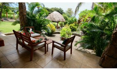 Venta de Casa Amoblada Frente al Mar en Costa Esmeralda