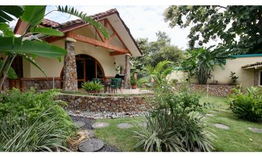 Venta de Casa Amoblada Frente al Mar en Costa Esmeralda