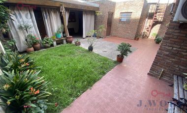 Casa 4ambientes en el centro Ballester