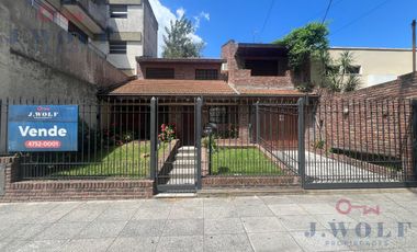 Casa 4ambientes en el centro Ballester