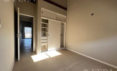 Venta de Departamento 2 ambientes con espacio guardacoche en Sarandi (32023)