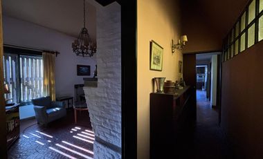 VENTA CASA LA HORQUETA: A REFACCIONAR CON GRAN PARQUE SOBRE LOTE 1650M2 -ESQUINA