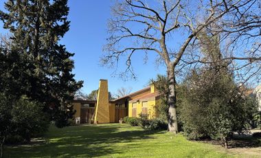 VENTA CASA LA HORQUETA: A REFACCIONAR CON GRAN PARQUE SOBRE LOTE 1650M2 -ESQUINA