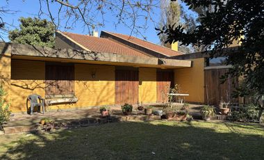 VENTA CASA LA HORQUETA: A REFACCIONAR CON GRAN PARQUE SOBRE LOTE 1650M2 -ESQUINA