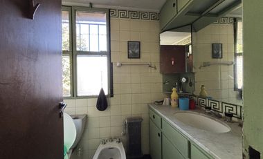 VENTA CASA LA HORQUETA: A REFACCIONAR CON GRAN PARQUE SOBRE LOTE 1650M2 -ESQUINA