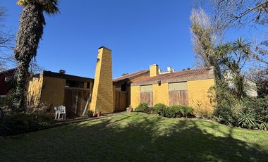 VENTA CASA LA HORQUETA: A REFACCIONAR CON GRAN PARQUE SOBRE LOTE 1650M2 -ESQUINA