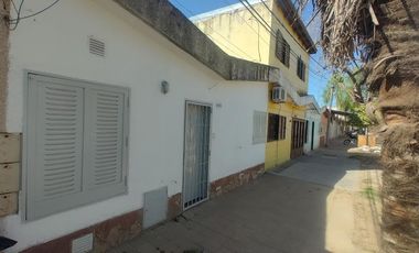 Casa al frente con patio