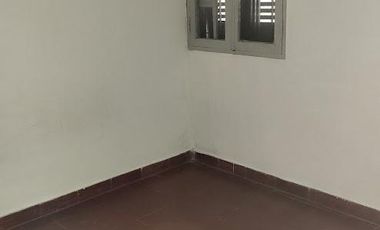 Casa al frente con patio