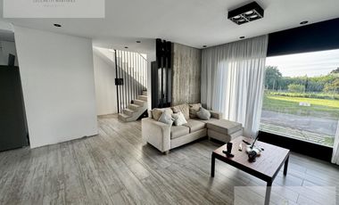 Casa 4 ambientes en venta barrio  privado Federico 1 / Berazategui.