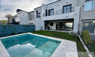 Casa 4 ambientes en venta barrio  privado Federico 1 / Berazategui.