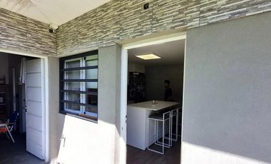 Villa Adelina-Chalet en esq. Muy linda! 4 amb.Impecable!jardin-cochera-3 bños-90m2 cub.-terr260m2