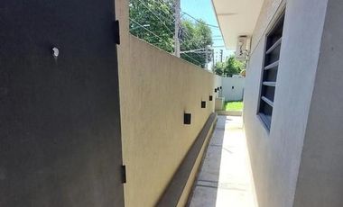 Villa Adelina-Chalet en esq. Muy linda! 4 amb.Impecable!jardin-cochera-3 bños-90m2 cub.-terr260m2