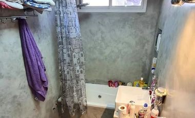 Villa Adelina-Chalet en esq. Muy linda! 4 amb.Impecable!jardin-cochera-3 bños-90m2 cub.-terr260m2