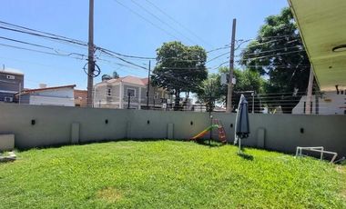 Villa Adelina-Chalet en esq. Muy linda! 4 amb.Impecable!jardin-cochera-3 bños-90m2 cub.-terr260m2