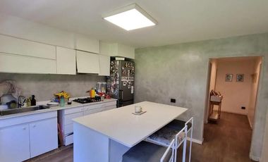 Villa Adelina-Chalet en esq. Muy linda! 4 amb.Impecable!jardin-cochera-3 bños-90m2 cub.-terr260m2