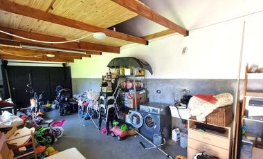 Villa Adelina-Chalet en esq. Muy linda! 4 amb.Impecable!jardin-cochera-3 bños-90m2 cub.-terr260m2