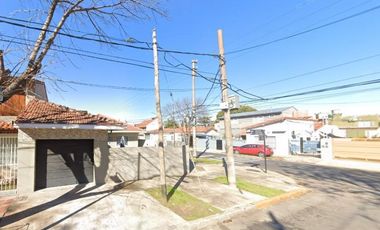 Villa Adelina-Chalet en esq. Muy linda! 4 amb.Impecable!jardin-cochera-3 bños-90m2 cub.-terr260m2