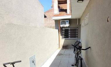 Villa Adelina-Chalet en esq. Muy linda! 4 amb.Impecable!jardin-cochera-3 bños-90m2 cub.-terr260m2