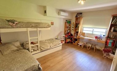 Villa Adelina-Chalet en esq. Muy linda! 4 amb.Impecable!jardin-cochera-3 bños-90m2 cub.-terr260m2