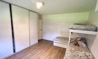 Villa Adelina-Chalet en esq. Muy linda! 4 amb.Impecable!jardin-cochera-3 bños-90m2 cub.-terr260m2