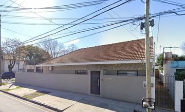 Villa Adelina-Chalet en esq. Muy linda! 4 amb.Impecable!jardin-cochera-3 bños-90m2 cub.-terr260m2