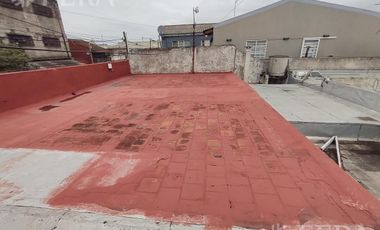 Venta casa para dos familias con local en Villa Dominico