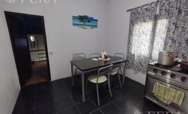 Venta casa para dos familias con local en Villa Dominico