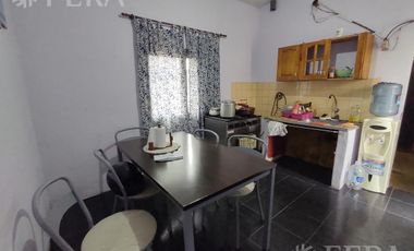 Venta casa para dos familias con local en Villa Dominico