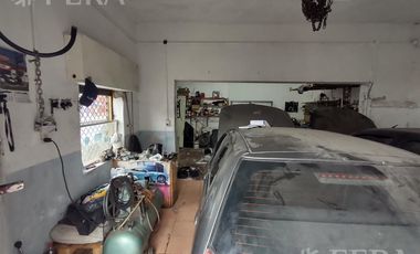 Venta casa para dos familias con local en Villa Dominico