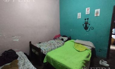 Venta casa para dos familias con local en Villa Dominico