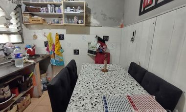 Venta casa para dos familias con local en Villa Dominico