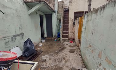 Venta casa para dos familias con local en Villa Dominico