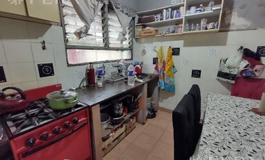 Venta casa para dos familias con local en Villa Dominico
