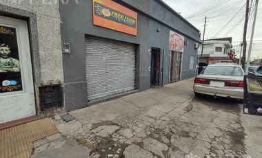 Venta casa para dos familias con local en Villa Dominico