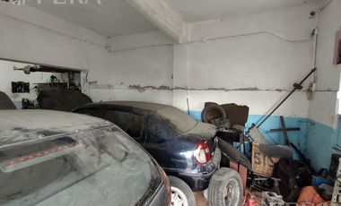 Venta casa para dos familias con local en Villa Dominico