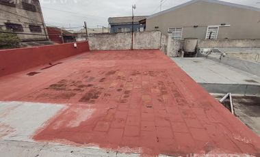 Venta casa para dos familias con local en Villa Dominico