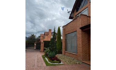 Arriendo casa campestre unifamiliar en conjunto en cajica.
