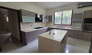 Casa de Lujo en Venta en Clayton – ¡Precio de Oportunidad!