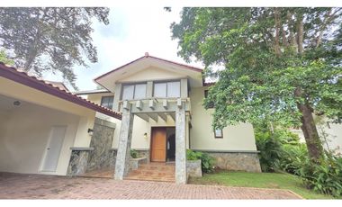 Casa de Lujo en Venta en Clayton – ¡Precio de Oportunidad!