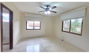 Casa de Lujo en Venta en Clayton – ¡Precio de Oportunidad!