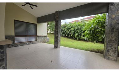 Casa de Lujo en Venta en Clayton – ¡Precio de Oportunidad!