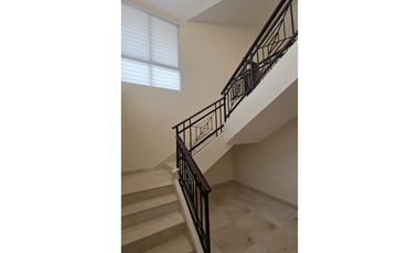 Casa de Lujo en Venta en Clayton – ¡Precio de Oportunidad!