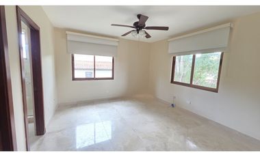 Casa de Lujo en Venta en Clayton – ¡Precio de Oportunidad!