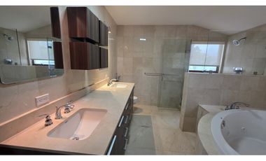 Casa de Lujo en Venta en Clayton – ¡Precio de Oportunidad!