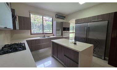 Casa de Lujo en Venta en Clayton – ¡Precio de Oportunidad!