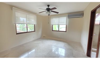 Casa de Lujo en Venta en Clayton – ¡Precio de Oportunidad!