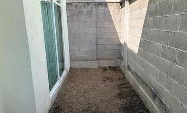 Casa en condominio en Col. Jiménez Cantú, Cuautitlán Izcalli con 2 rec y 2 baños