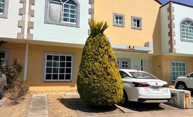 Casa en condominio en Col. Jiménez Cantú, Cuautitlán Izcalli con 2 rec y 2 baños