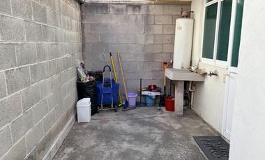 Casa en condominio en Col. Jiménez Cantú, Cuautitlán Izcalli con 2 rec y 2 baños