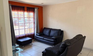 Casa en condominio en Col. Jiménez Cantú, Cuautitlán Izcalli con 2 rec y 2 baños